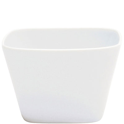 Ein schlichtes, weißes, quadratisches Schälchen aus Keramik ohne Muster. Die Kanten sind leicht abgerundet, was dem Design eine moderne Note verleiht. Das Schälchen steht aufrecht vor einem neutralen Hintergrund und wirkt minimalistisch. Es eignet sich ideal für Servieren von Snacks, Dips oder als dekoratives Element in der Küche.
