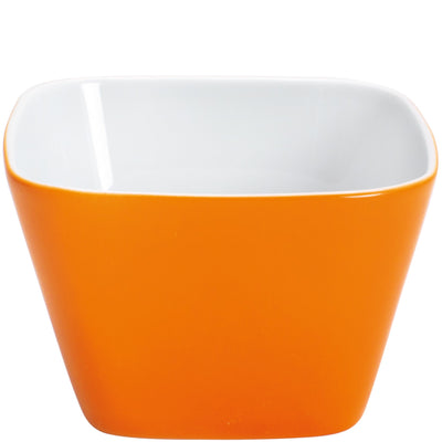 Ein quadratischer, orangefarbener Keramikbehälter mit weißem Innenraum. Der Behälter hat sanfte, abgerundete Kanten und eine glänzende Oberfläche. Er eignet sich für verschiedene Anwendungen, wie z.B. als Snackschale oder für kleine Aufbewahrungen. Die kräftige Farbe sorgt für einen modernen und fröhlichen Akzent auf jedem Tisch.