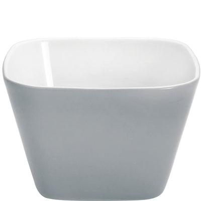 Ein rechteckiger, weißer Porzellanbehälter mit abgerundeten Ecken und schmaler werdendem Boden. Der Behälter hat eine glatte Oberfläche und einen modernen, schlichten Stil. Er eignet sich ideal für die Präsentation von Snacks, Dips oder kleinen Gerichten und kann sowohl im Alltag als auch bei festlichen Anlässen verwendet werden. Der Hintergrund ist einfarbig, wodurch der Fokus auf der Schüssel liegt.