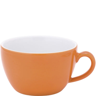 Eine orangefarbene Keramiktasse mit einem weißen Inneren. Die Tasse hat eine runde Form und einen kleinen, geschwungenen Henkel. Sie steht auf einer einfachen Unterlage und ist gut beleuchtet, wodurch die glatte Oberfläche und die lebendige Farbe gut zur Geltung kommen. Ideal für Getränke wie Kaffee oder Tee.