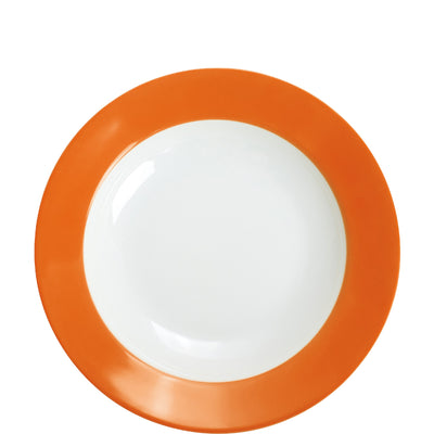 Ein runder Teller mit einem weißen Innenbereich und einem leuchtend orangen Rand. Der Teller ist flach und hat eine glatte Oberfläche, die für die Präsentation von Speisen geeignet ist. Der orangefarbene Rand verleiht dem Teller einen modernen Look. Die Bildaufnahmeperspektive ist von oben, wodurch die Form und die Farbkontraste gut zur Geltung kommen.