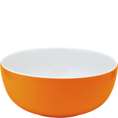 Ein runder, flacher Schüssel aus Keramik mit einer leuchtend orangefarbenen Außenseite und einer weißen Innenseite. Die Schüssel hat eine glatte Oberfläche und ist für verschiedene Speisen geeignet, wie Salate oder Snacks. Sie steht auf einem stabilen, breiten Rand und hat eine moderne, einfache Form.