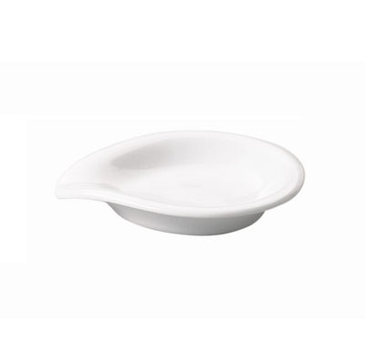 Ein schlichtes, runde, weiße Schale aus Keramik mit leicht erhöhtem Rand. Die Schale hat eine glatte Oberfläche und ist unifarben. Sie liegt flach auf einer weißen Unterlage. Die Form eignet sich gut für Dips oder Snacks und strahlt eine minimalistische Eleganz aus.