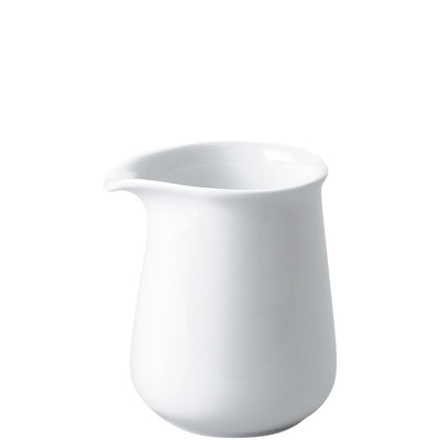 Ein schlichtes, elegantes Kännchen aus weißem Porzellan mit einer leicht geschwungenen Form und einem seitlichen Ausguss. Es hat einen stabilen stand und keine Verzierungen, was es ideal für den alltäglichen Gebrauch oder besondere Anlässe macht. Der Rand des Ausgusses ist leicht geschwungen, was das Ausgießen von Flüssigkeiten erleichtert. Der Hintergrund ist neutral, wodurch das Kännchen gut zur Geltung kommt.
