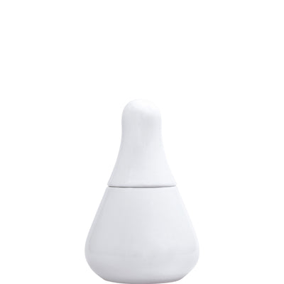 Ein schlichtes, weißes Keramikgefäß in Tropfenform. Es besteht aus zwei Teilen: einem oberen, schmalen Teil mit rundem Deckel und einem unteren, breiteren Teil. Die Oberfläche ist glatt und glänzend, und das Gefäß ist aufrechtstehend. Es eignet sich ideal zur Aufbewahrung von kleinen Gegenständen oder als dekoratives Element in einem modernen Interieur.