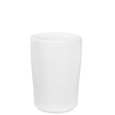 Ein schlichter, weißer Keramikbecher ohne Aufdruck oder Muster. Der Becher hat eine zylindrische Form, ist hoch und hat eine glatte Oberfläche. Er steht auf einem weißen Hintergrund und eignet sich ideal für Getränke wie Wasser oder Kaffee. Die schlichte Gestaltung macht ihn vielseitig einsetzbar in verschiedenen Umgebungen, sei es zu Hause oder im Büro.