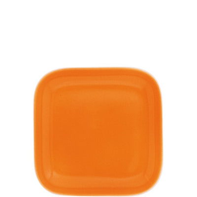 Ein quadratischer, leuchtend orangefarbener Teller mit abgerundeten Kanten. Die Oberfläche des Tellers ist glatt und glänzend, und er hat eine gleichmäßige, lebendige Farbe ohne Verzierungen. Der Teller vermittelt ein modernes und frisches Design, ideal für Servierzwecke oder als Dekoration.