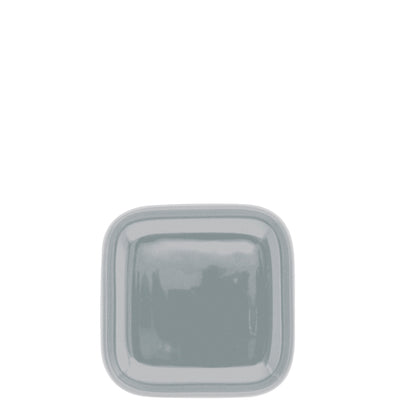 Ein quadratischer, flacher Teller in einem matten, grauen Farbton. Die Kanten sind leicht abgerundet, und die Oberfläche scheint glatt und glänzend zu sein. Der Teller hat keinen sichtbaren Rand oder Dekor und vermittelt ein modernes, minimalistisches Design.