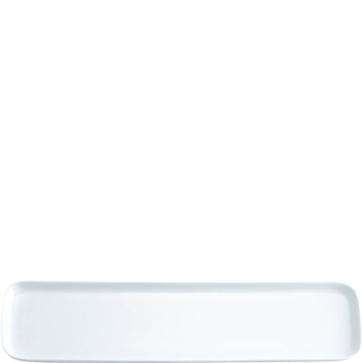 Ein rechteckiger, flacher Teller aus weißem Porzellan, ohne Muster oder Verzierungen. Der Teller hat abgerundete Ecken und einen glatten Rand. Die Oberfläche reflektiert das Licht leicht, was ihm ein elegantes Aussehen verleiht. Ideal für die Präsentation von Speisen oder als Servierplatte in der Gastronomie und im privaten Bereich.