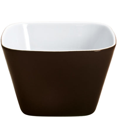 Ein quadratisches Schälchen aus Keramik mit einer braunen Außenfarbe und einem weißen Innenraum. Die Kanten sind sanft abgerundet, was dem Schälchen eine moderne, elegante Form verleiht. Ideal für den Einsatz in der Küche oder als dekoratives Element auf dem Tisch. Das Schälchen ist funktional und ästhetisch zugleich und eignet sich gut zum Servieren von Snacks oder kleinen Portionen.