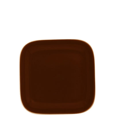 Ein quadratischer, brauner Teller mit abgerundeten Ecken, der einen glatten, glänzenden Finish hat. Der Teller ist auf einem weißen Hintergrund platziert und hebt seine Farbe und Form hervor. Ideal für Servieren oder Dekorieren.