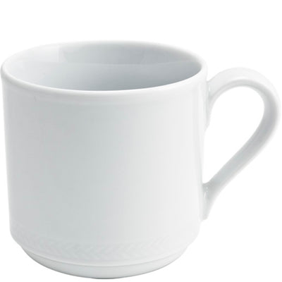 Ein schlichter, weißer Kaffeebecher aus Porzellan. Der Becher hat eine gerade Form mit einem flachen Boden und einem komfortablen, henkelförmigen Griff. An der oberen Kante ist er leicht nach innen gewölbt. Der Becher zeigt ein elegantes, minimalistisches Design ohne Verzierungen, ideal für den täglichen Gebrauch oder besondere Anlässe. Hintergründe sind einfarbig und lenken nicht von dem Becher ab.