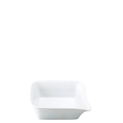 Eine weiße, quadratische Keramikschale mit leicht abgerundeten Ecken. Die Schale hat eine flache Innenfläche und eine leicht erhöhte Kante auf einer Seite, was sie ideal für Servieren oder Präsentieren von Speisen macht. Der Hintergrund ist einfarbig und hebt die Schale hervor.