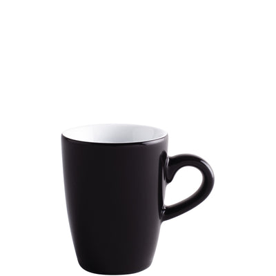 Schwarze Kaffeetasse mit weißem Innenraum und rundem, leichtem Griff. Die Tasse hat eine schlichte, moderne Form und steht auf einer weißen Oberfläche. Sie ist leer und strahlt eine elegante Einfachheit aus, ideal für heiße Getränke wie Kaffee oder Tee.