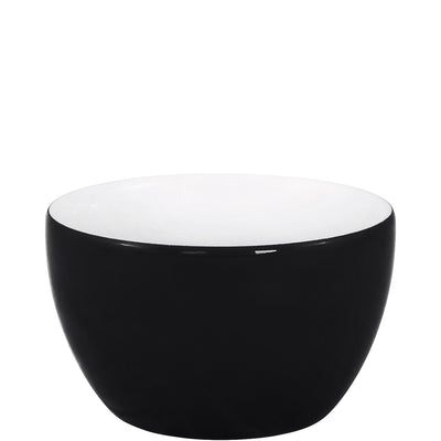 Runde Schale aus Keramik mit mattem schwarzen äußeren und glänzend weißen inneren Finish. Die Schale hat eine schlichte, moderne Form und eignet sich für das Servieren von Snacks oder als dekoratives Element in der Wohnung. Der untere Rand ist sanft gerundet, was der Schale eine harmonische Silhouette verleiht.