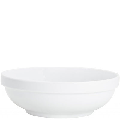 Ein schlichtes, weißes Keramikschüssel ohne Muster. Die Schüssel hat eine flache, runde Form mit einem sanften, leicht erhöhten Rand. Die Innenfläche ist glatt und glänzend, während die Außenseite ebenfalls in einem reinen Weiß gehalten ist. Die Schüssel eignet sich ideal für Salate, Snacks oder als Deko-Element. Sie vermittelt einen modernen und eleganten Eindruck.
